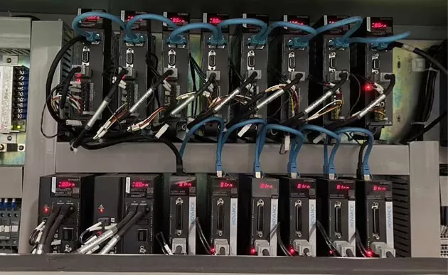 ストレートライン二重エッジマシン精密サーボとVFDモーター制御システム